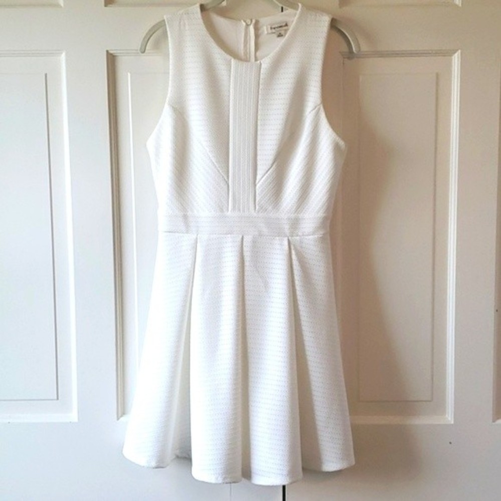 FRANCESCA'S WHITE TEXTURE KNIT SLEEVELESS FIT FLARE DRESS BOX PLEATS SIZE MEDIUM